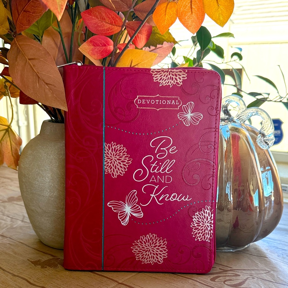 ✨NWT Be Still and Know Zippered Devotional💗